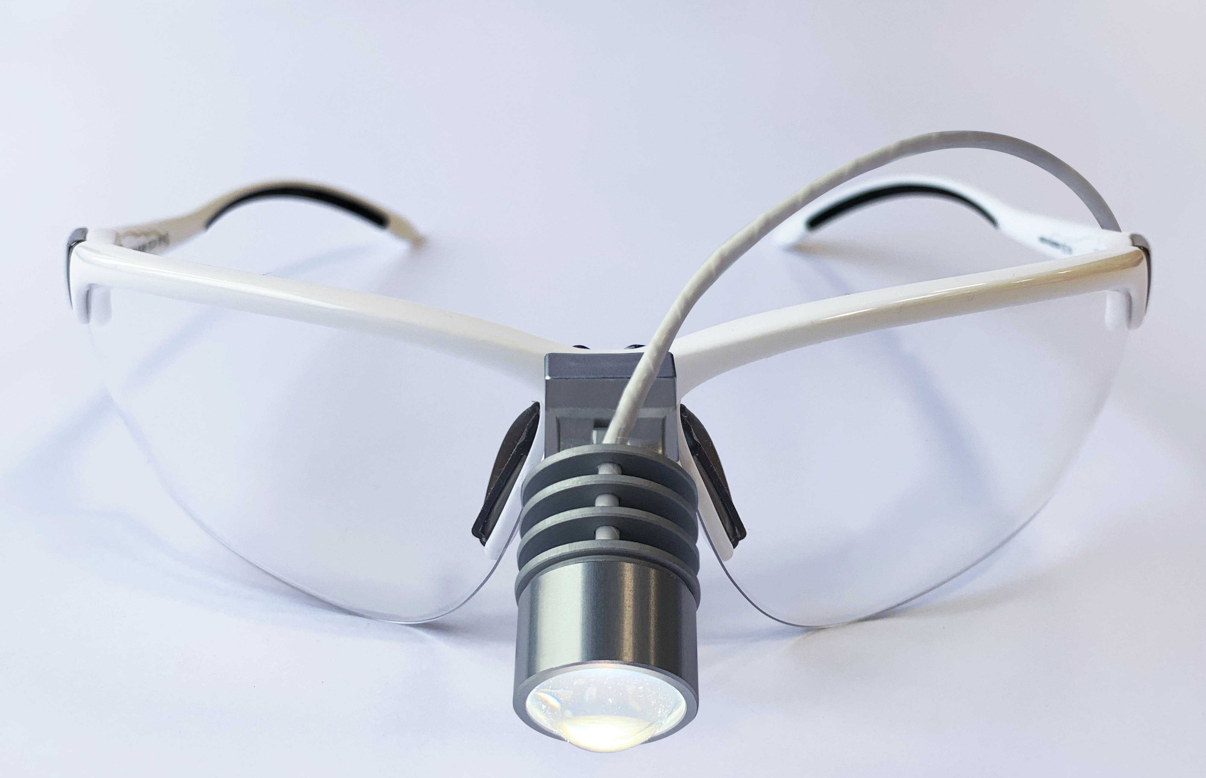 opt-on Schutzbrille mit Magnethalterung (ohne Okulare) Größe: L Farbe: Weiß Lichtsystem: spot-on Nxt