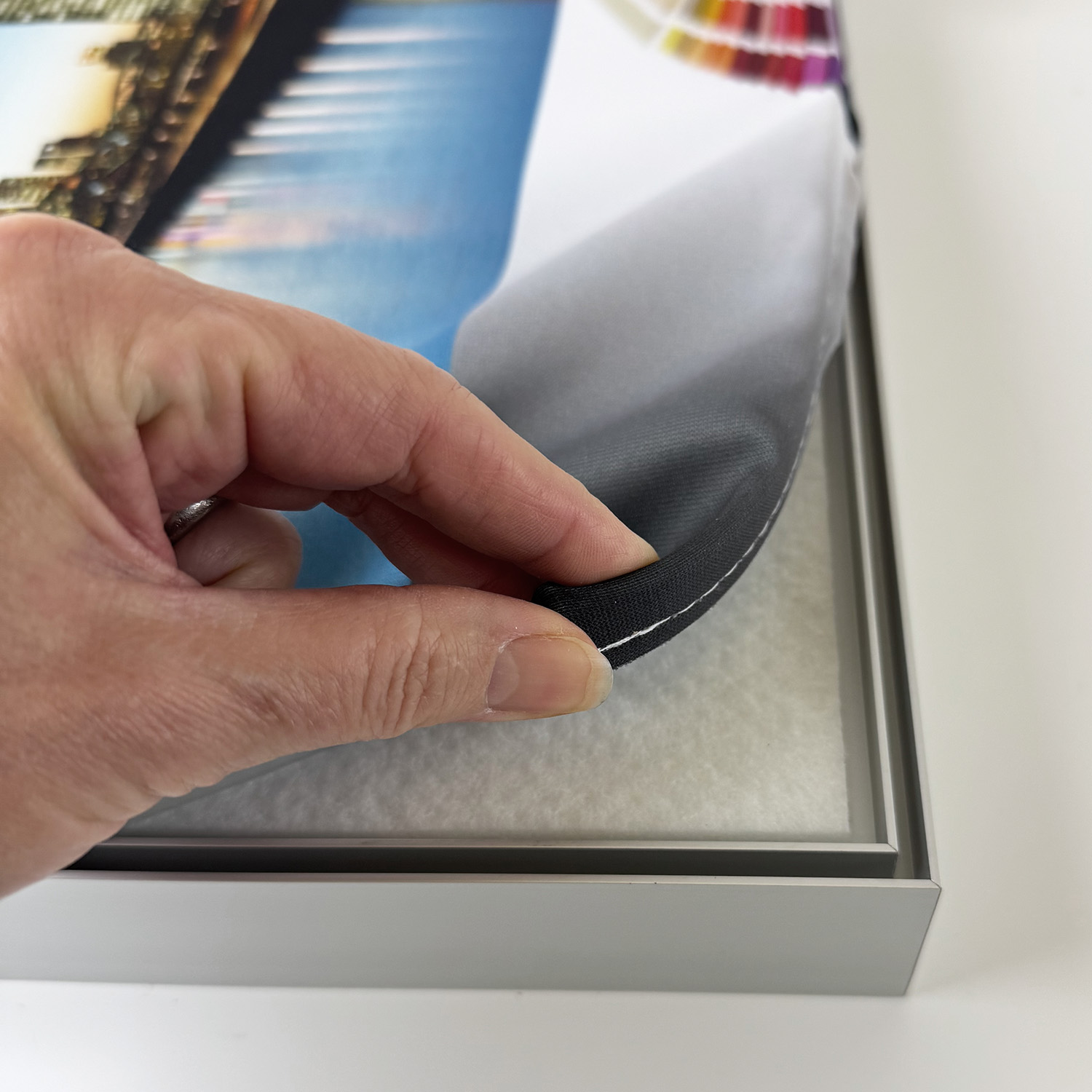 Akustikbild Premium – Hochauflösender Textildruck, Öko-TEX®100, waschbar, akustisch wirksam, für Tischtrennwände | Werkzeugfrei Akustikbild Premium – Hochauflösender Textildruck, Öko-TEX®100, waschbar, akustisch wirksam, für Tischtrennwände | Werkzeugfrei