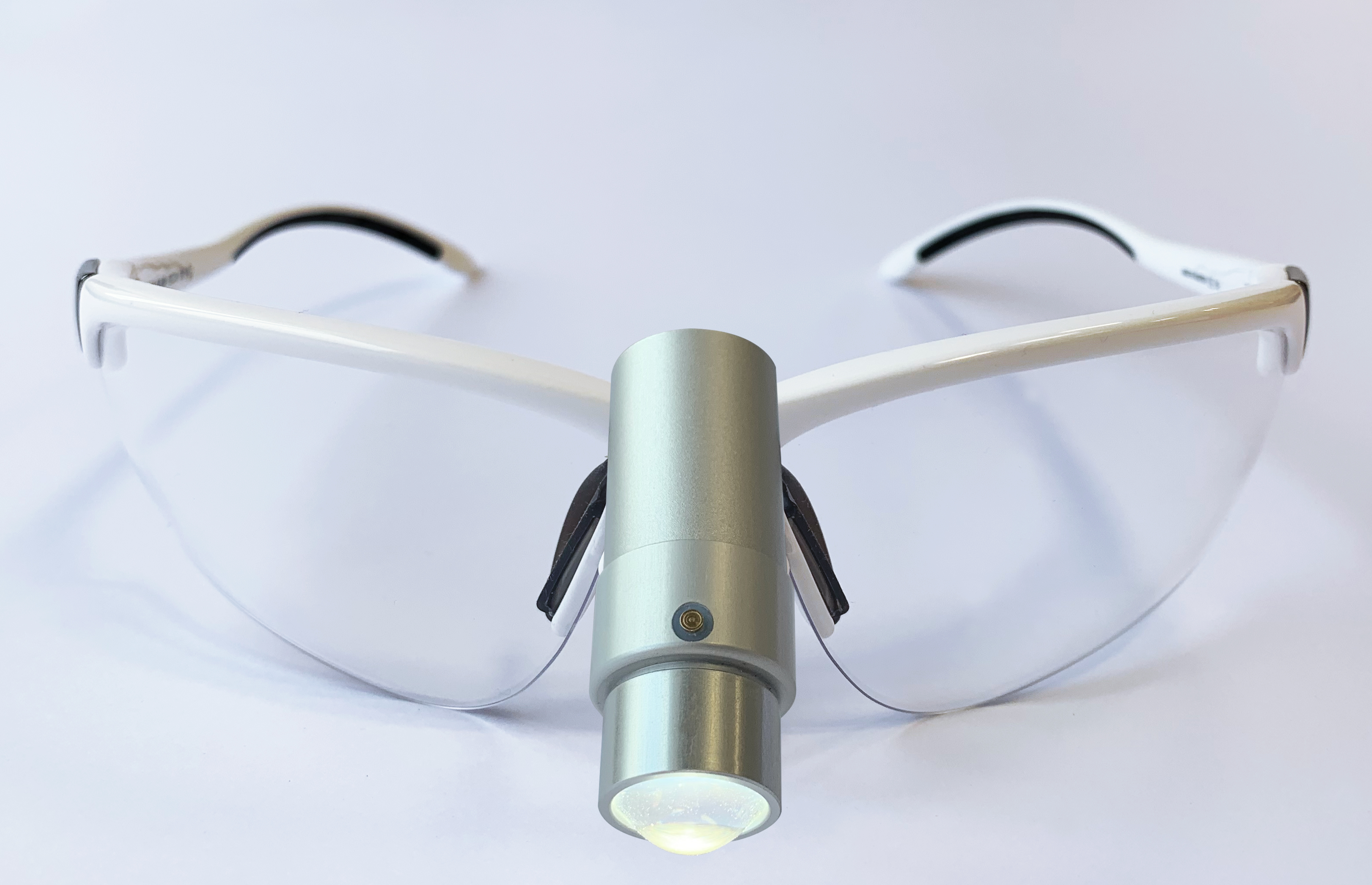 opt-on Schutzbrille mit Magnethalterung (ohne Okulare) Größe: S Farbe: Weiß Lichtsystem: spot-on Cordfree