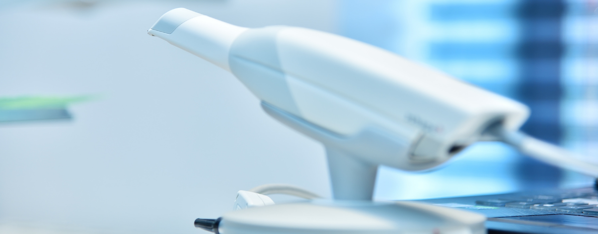 intraoraler Scanner auf Behandlungstisch in Zahnarztpraxis